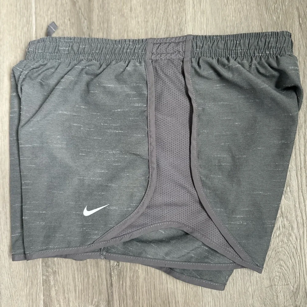 Nike Gray DRI FIT girls Athletic Shorts Size M